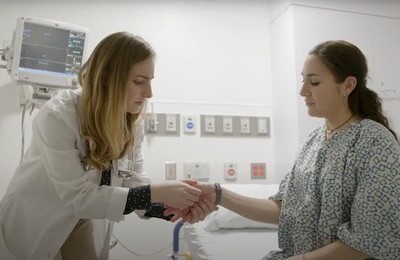 Кодирование Аквилонг в Зверево Врач держит пациентку за руку